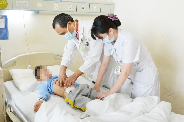 5歲小孩疝氣術後，腹部卻看不到切口