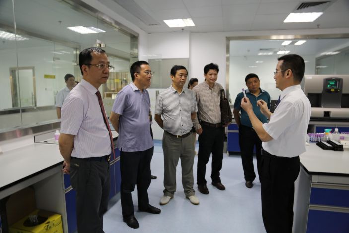 湖南省中醫藥管理局李國忠副局長考察康美醫院