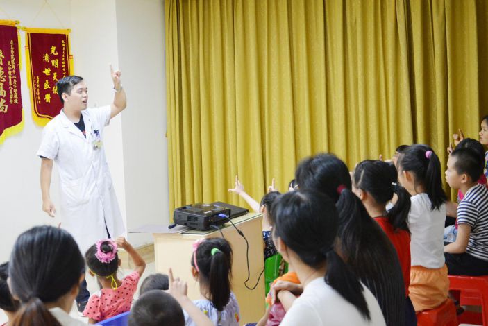 康美醫院爲小朋友們舉辦預防近視知識講座